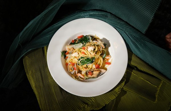 What are the best ways to organize a clutter-free living space?