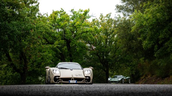 How Can UK Women Dress Fashionably for Work?